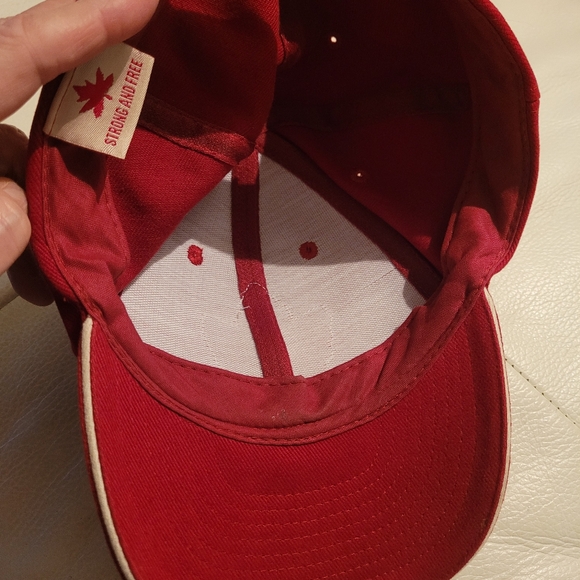 Red Canada Cap - Picture 4 of 4